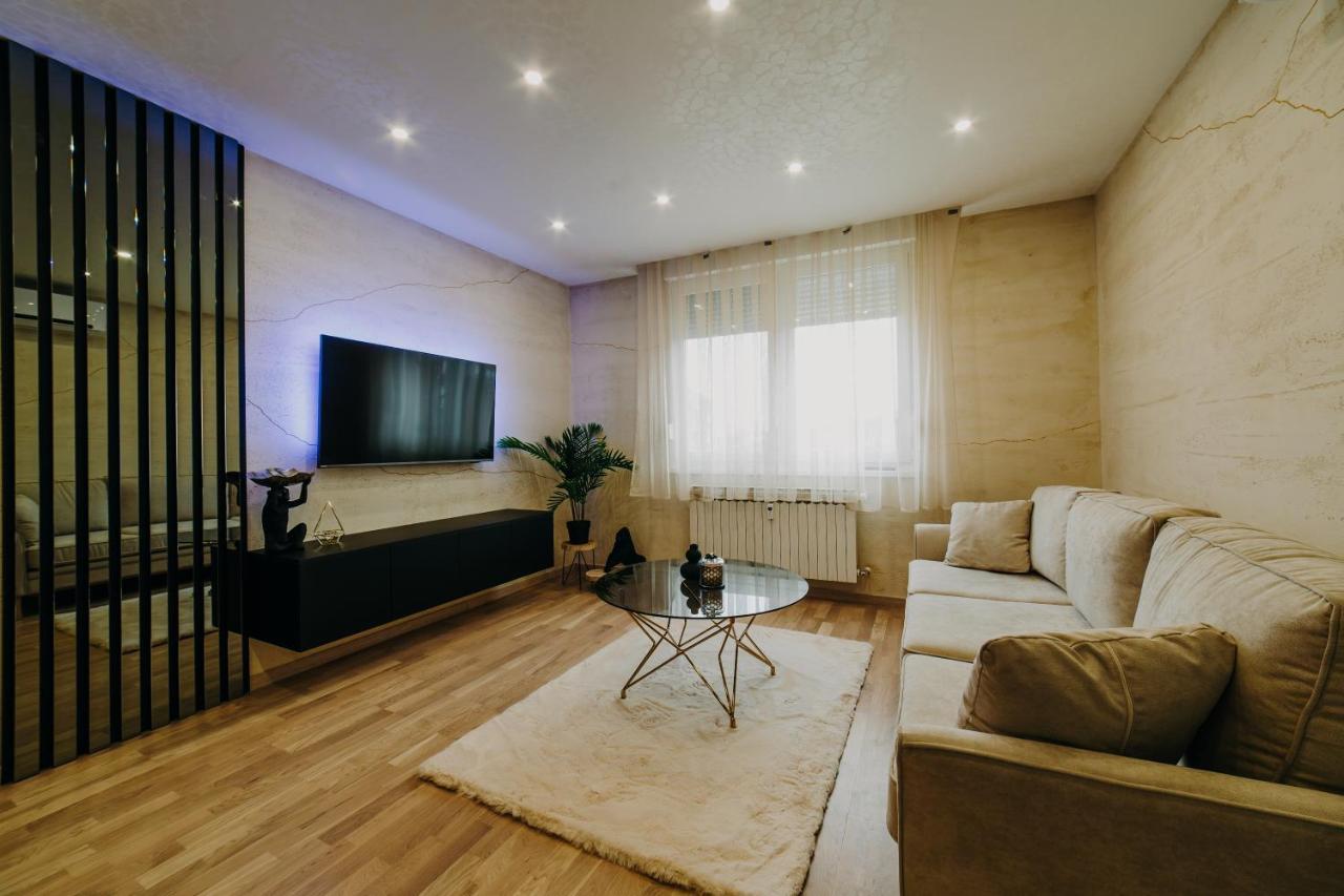 Appartement Apartman Stari Toranj II à Vukovar Extérieur photo