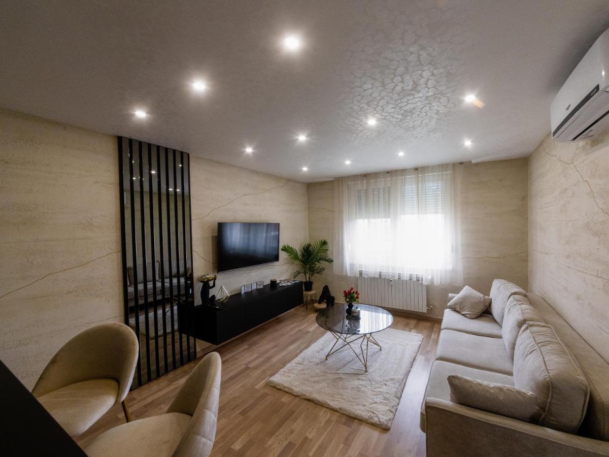 Appartement Apartman Stari Toranj II à Vukovar Extérieur photo