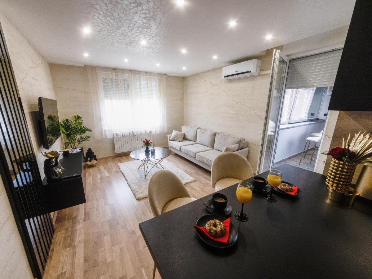Appartement Apartman Stari Toranj II à Vukovar Extérieur photo